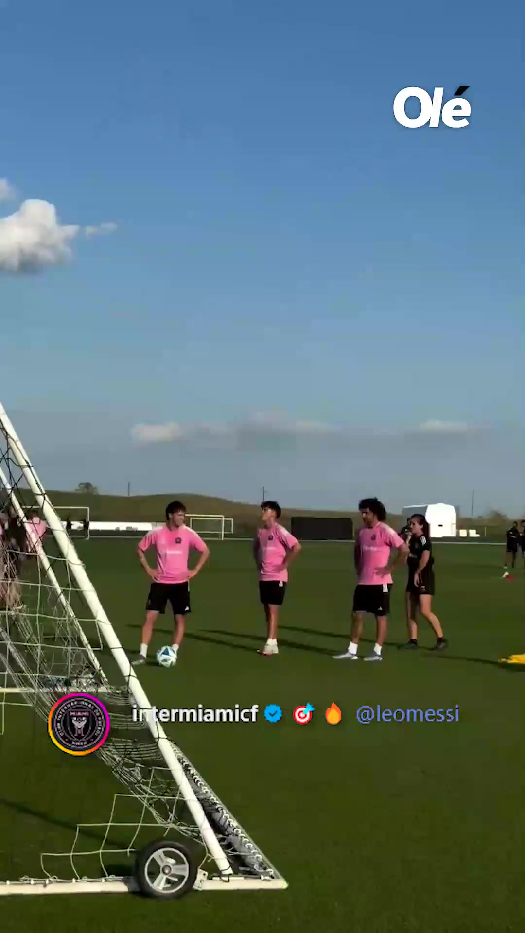 小菜一碟！梅西、德保羅訓練場(chǎng)挑戰球門(mén)后進(jìn)球，梅西輕松完成