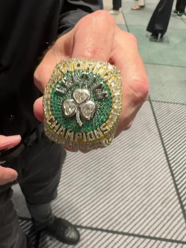 凱爾特人聯(lián)合老板何猷君攜嬌妻奚夢(mèng)瑤參觀(guān)球館 拿到總冠軍戒指