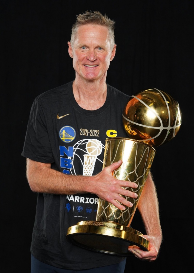 NBA官方：科爾作為球員5冠&作為教練4冠 生日之際讓我們共同回顧