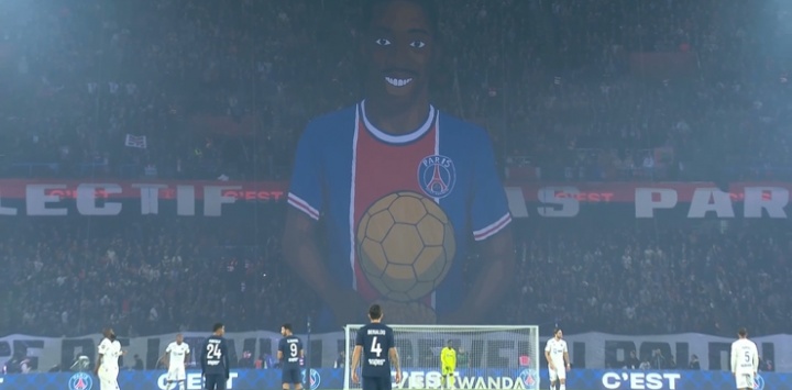 球迷展示巨型TIFO，慶祝登貝萊喜提金球獎和恩里克獲頒克魯伊夫獎