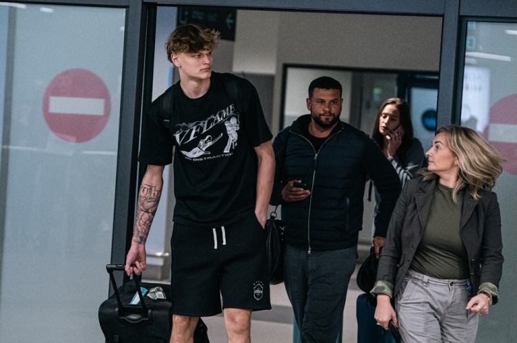 穆里寧抵達貝爾格萊德！職業(yè)生涯第一個(gè)賽季將身穿3號球衣！