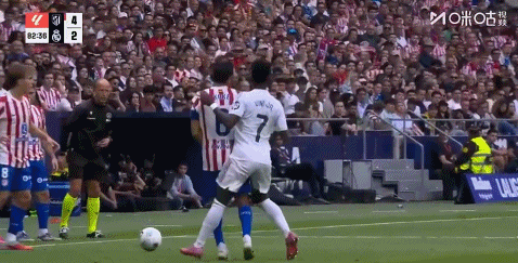 不愧是你，維尼修斯撞倒科克后又回頭朝著(zhù)倒地的科克貼臉嘲諷