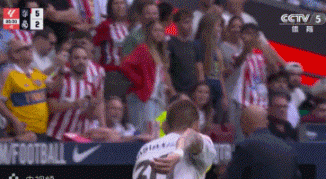 馬斯坦托諾最后時(shí)刻被球砸，隨后大腳把球踢上看臺險些擊中小球迷