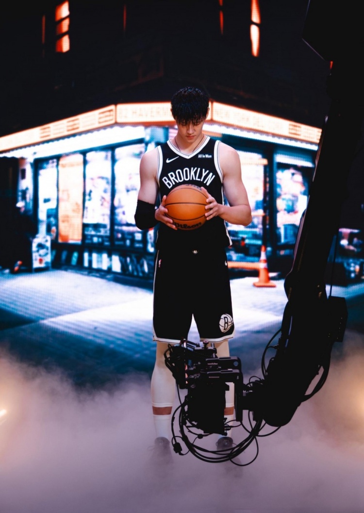 曾凡博曬身穿籃網(wǎng)球衣照：由衷感謝大家 我會(huì )去全力追趕這個(gè)夏天