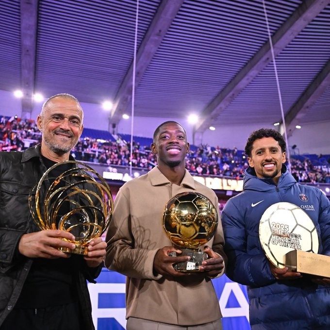 巴黎曬恩里克、登貝萊、馬爾基尼奧斯+三獎項合影：集體的力量