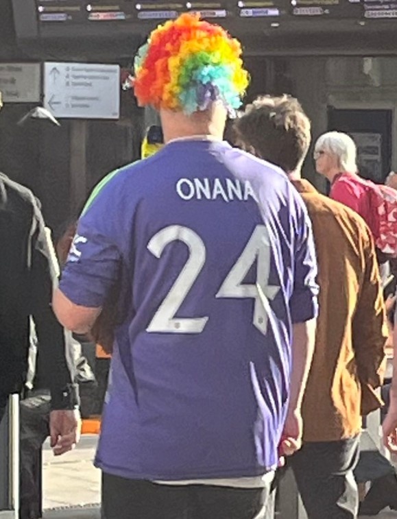 曼聯(lián)跟隊記者曬球迷穿奧納納球衣，該球迷還戴了頂小丑假發(fā)