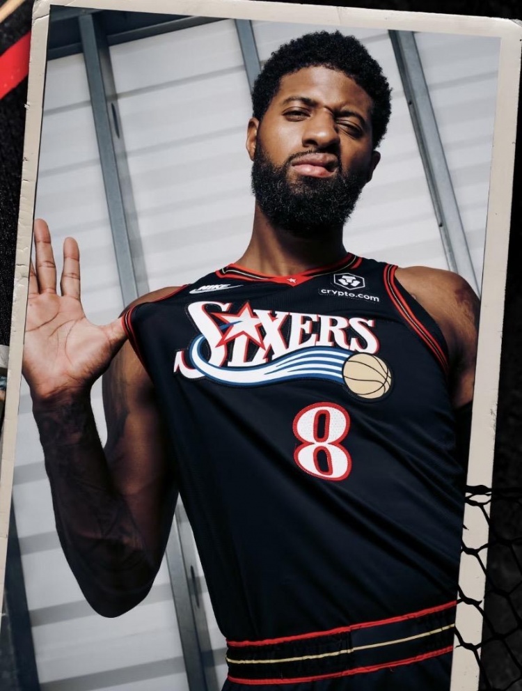 還挺帥！喬治中文社媒曬自己身穿76人經(jīng)典黑色球衣照：英雄歸來(lái)