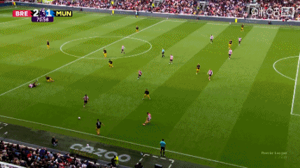 姆伯莫被拉倒未出示紅牌！郵報：曼聯(lián)正考慮對此提出投訴