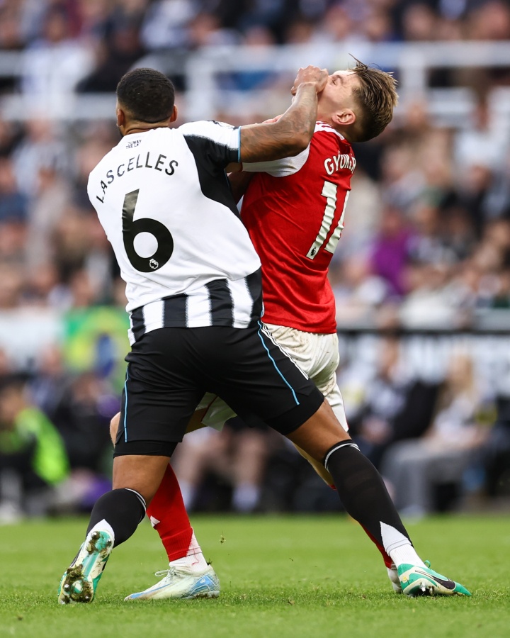 紐卡嫉妒你的顏值??約克雷斯0球0助球迷評8分：支點(diǎn)作用明顯