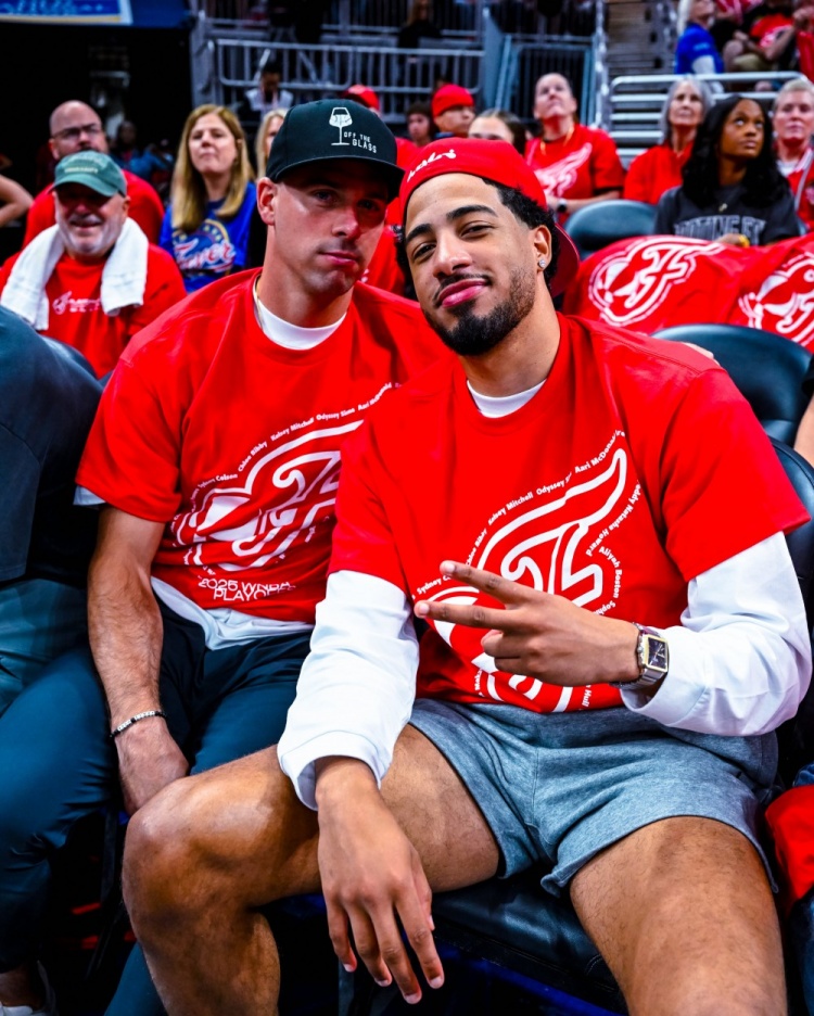 步行者官推曬照：哈利伯頓&麥康納觀(guān)戰WNBA半決賽狂熱對陣王牌