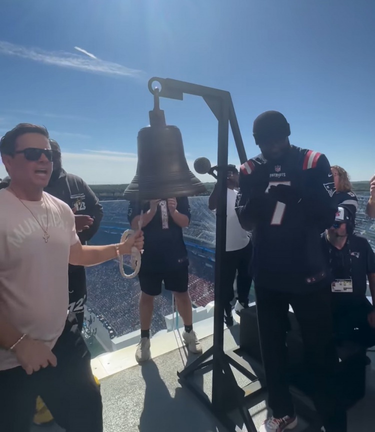 杰倫-布朗帶隊觀(guān)看愛(ài)國者比賽 和影星沃爾伯格一起為球隊敲鐘開(kāi)賽