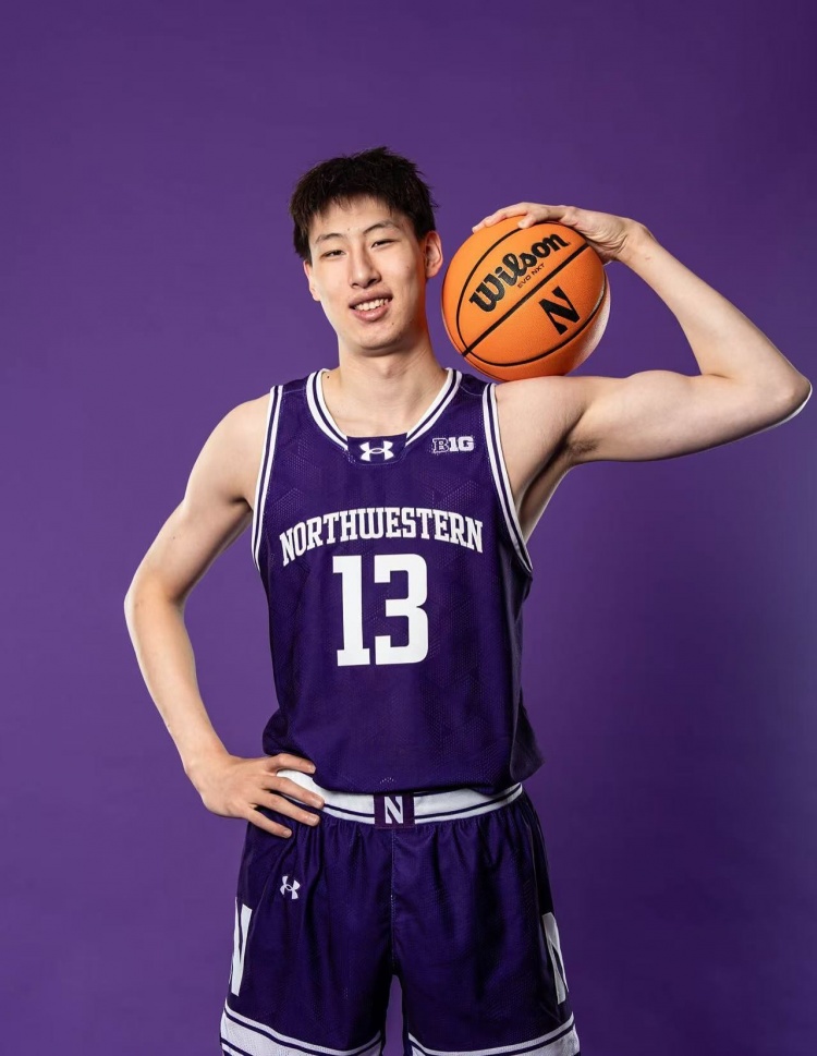 這身球衣順眼嗎？郇斯楠曬西北大學(xué)造訪(fǎng)定妝照