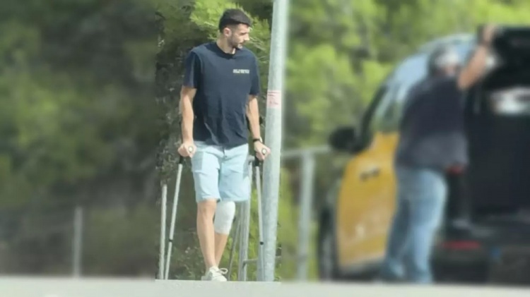 剛接受膝蓋手術(shù)！霍安-加西亞被拍到拄拐現身巴薩基地