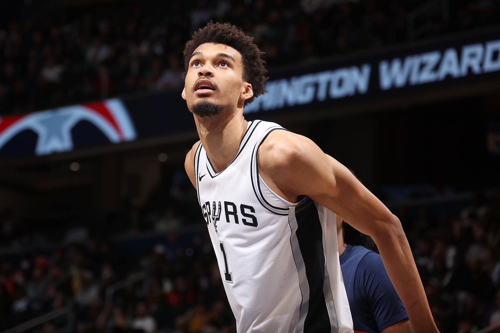 血栓問(wèn)題解決！米奇-約翰遜：文班將以完全健康的狀態(tài)參加訓練營(yíng)