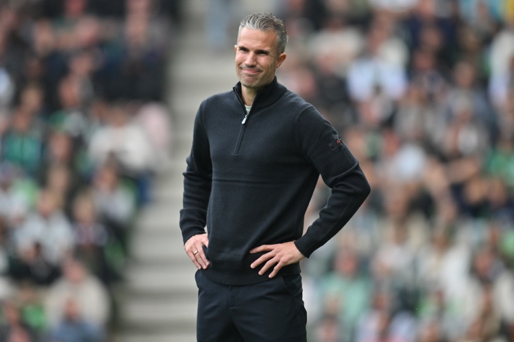 范帥！42歲范佩西帶費耶諾德開(kāi)局7輪6勝1平，不敗戰績(jì)領(lǐng)跑荷甲