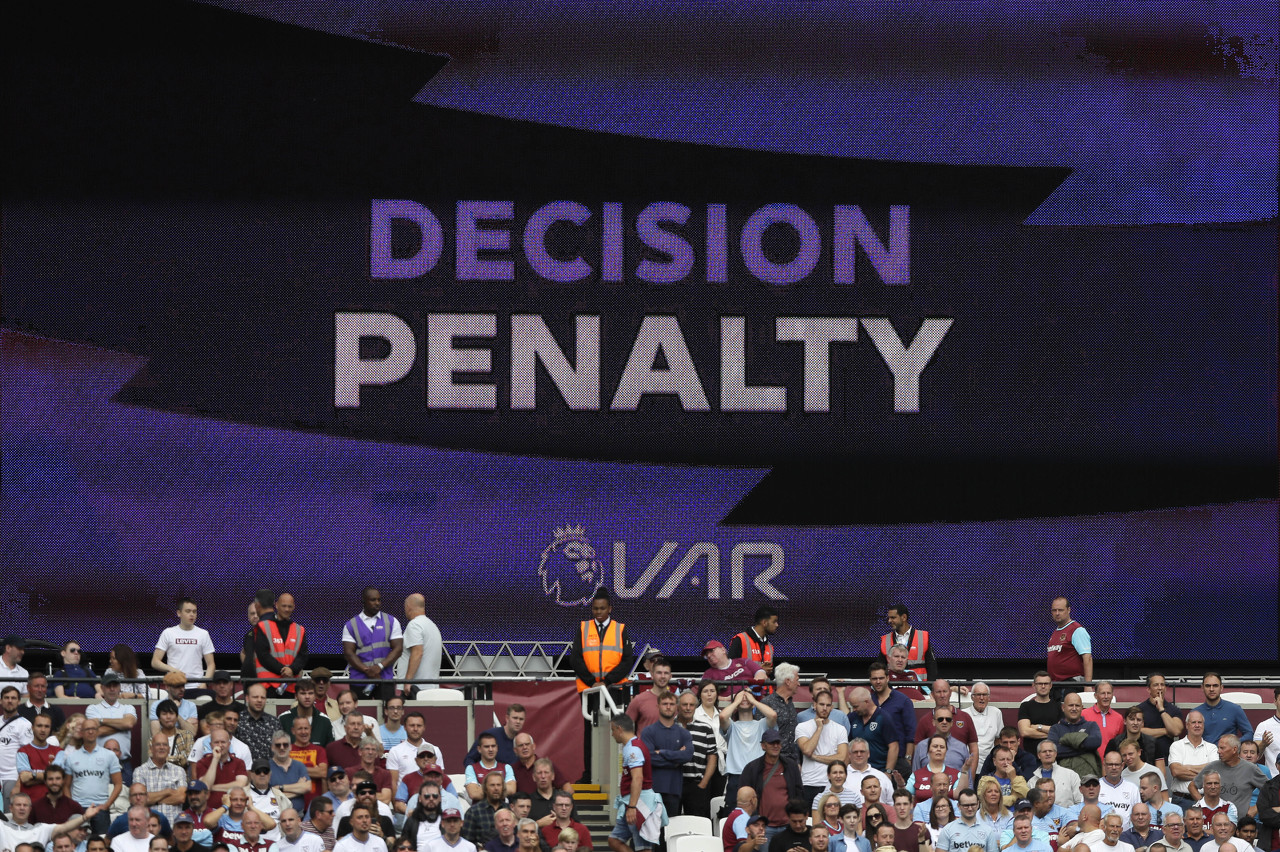 郵報：英國裁判機構向英超各隊進(jìn)行路演，展示VAR運作方式