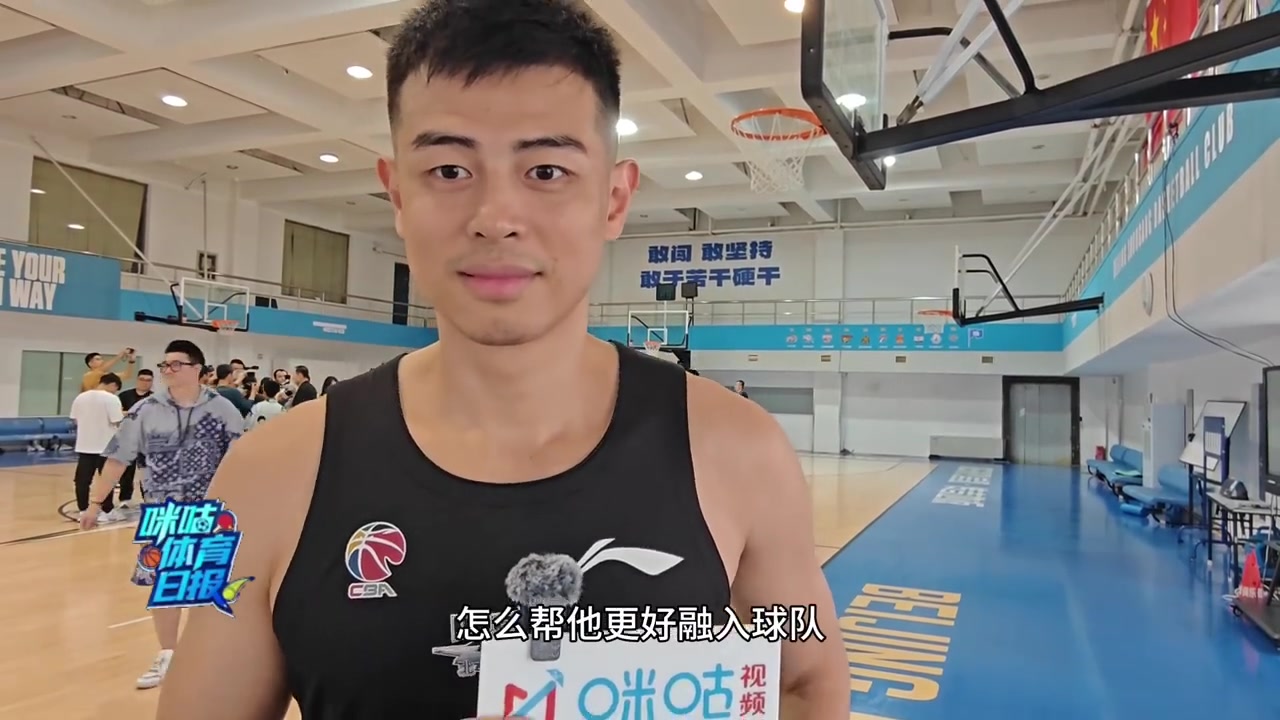 怎么幫趙睿融入球隊呢？方碩：還用我幫他嗎？他到哪兒都自來(lái)熟