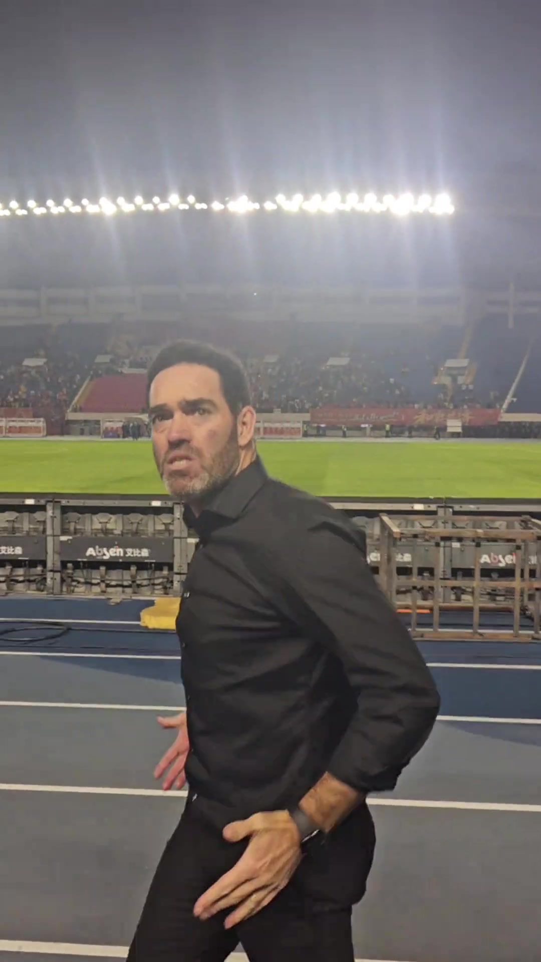 少打一人補時(shí)連進(jìn)兩球絕平，亞泰主帥蘇亞雷斯農夫三拳慶祝