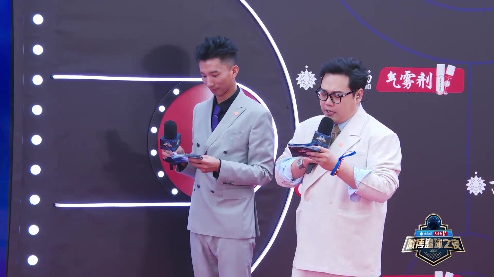 前男籃隊長(cháng)！周鵬攜妻子亮相微博籃球之夜 這是什么神仙顏值啊