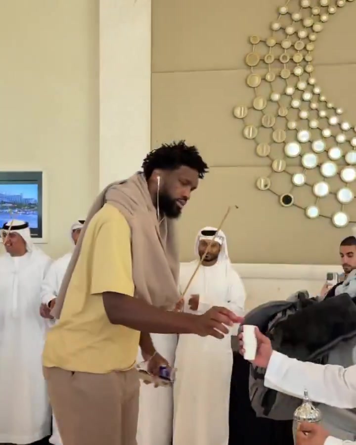 恩比德、喬治領(lǐng)銜！76人全隊落地阿布扎比受到熱烈歡迎