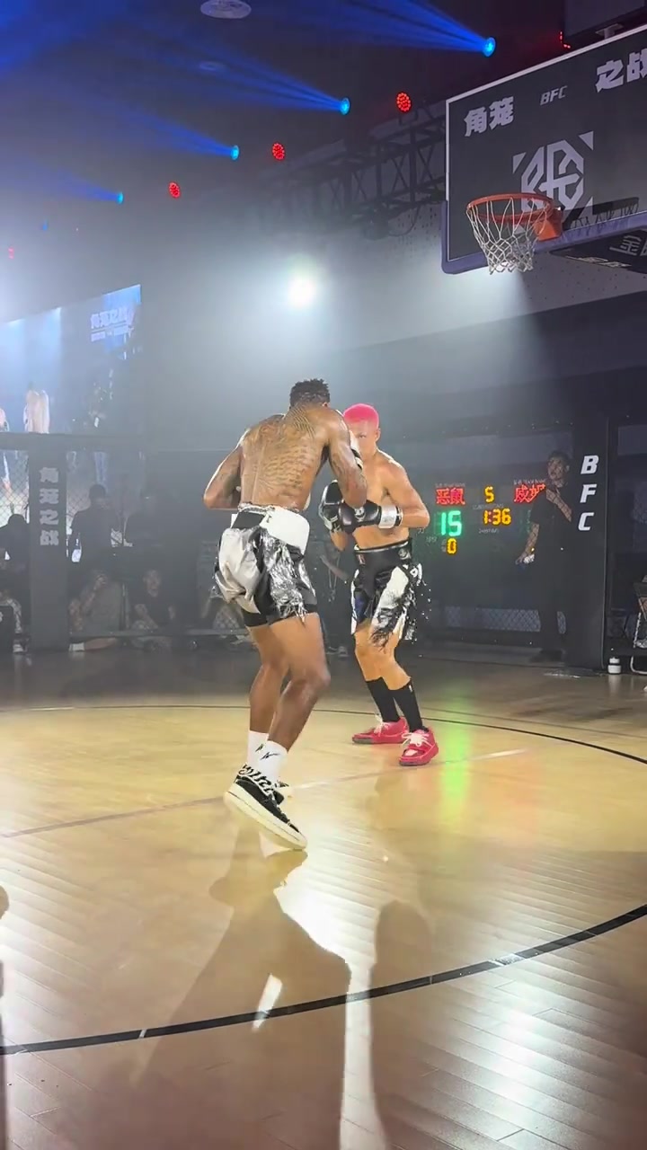 威姆斯vs惡鼠上演八角籠之戰 后者首回合便被擊倒落地了