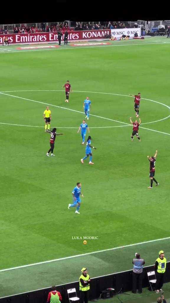 ??仰天長(cháng)嘯！10人米蘭守住勝果，魔笛哨響后跪地振臂+擁抱眾人