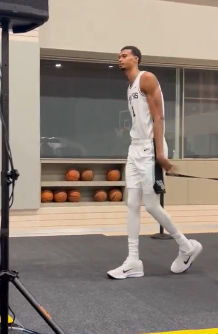 還再長(cháng)高？！文班本賽季注冊身高為7尺4 上賽季為7尺3！