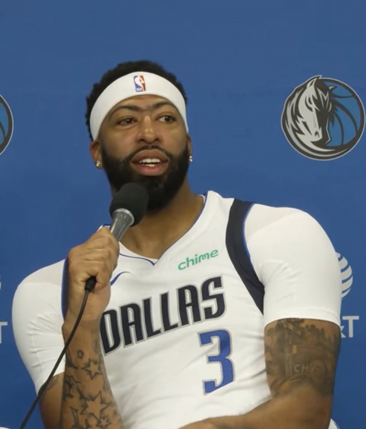 濃眉出席媒體日右邊眼睛明顯異常 醫生告知剩余生涯都要戴眼鏡