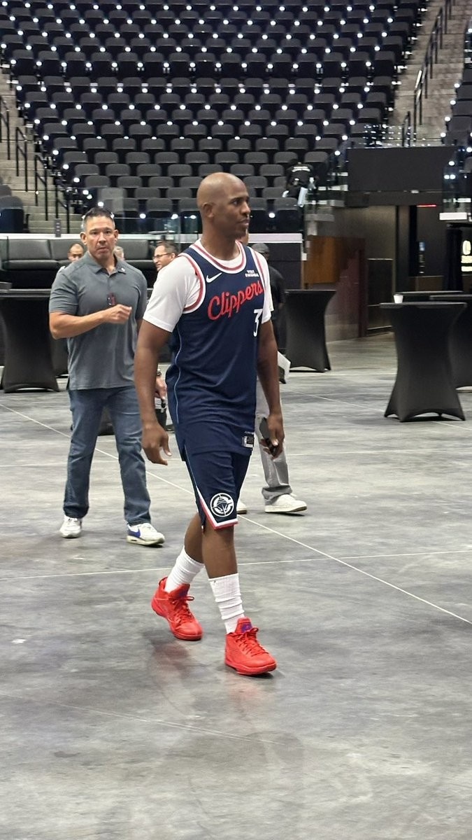 仿佛沒(méi)離開(kāi)過(guò)！保羅穿著(zhù)快船3號球衣出席媒體日