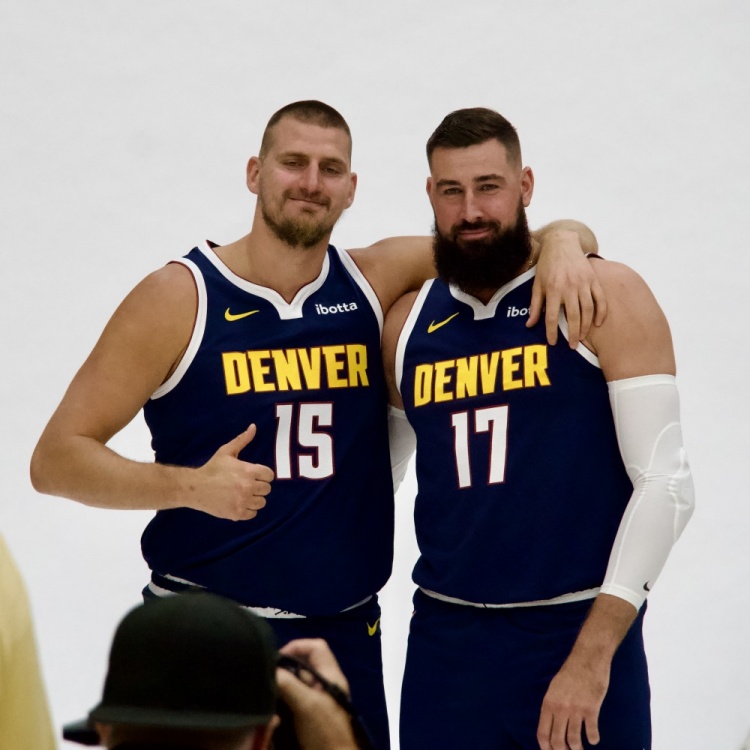 歐洲大白雙熊！約基奇和新隊友瓦蘭丘納斯媒體日親密合影