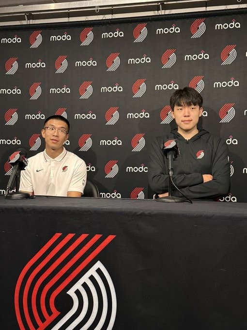 來(lái)了來(lái)了！楊瀚森出席媒體日&姿態(tài)很放松 和翻譯一起接受采訪(fǎng)