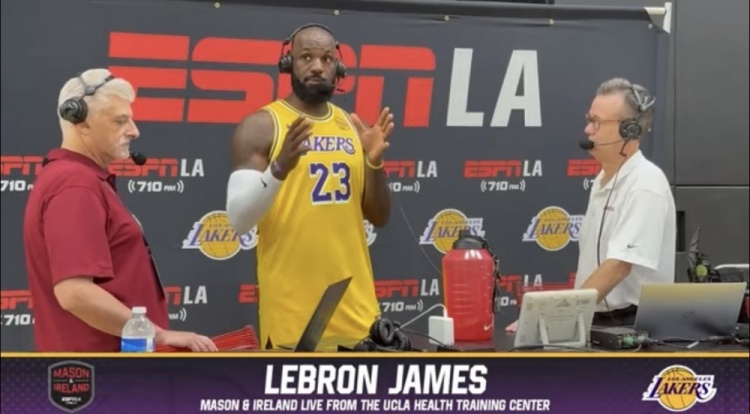 詹姆斯：夏休期我和家人共度時(shí)光 我們多次旅行很享受夏威夷