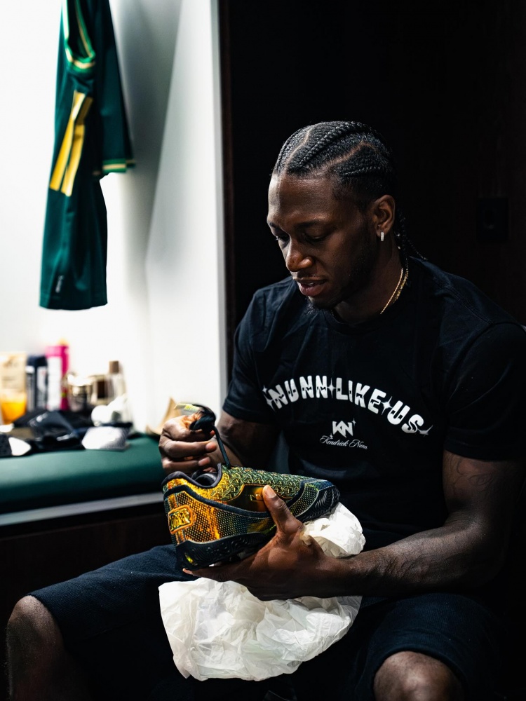 遠程致敬老詹！納恩開(kāi)箱老詹40000分配色球鞋 發(fā)布多張特寫(xiě)圖