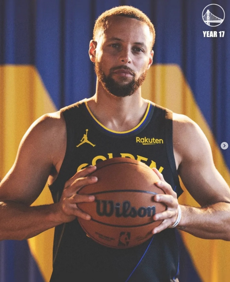 好多回憶！庫里曬17張照片開(kāi)啟灣區第17個(gè)賽季：感恩這一路走來(lái)