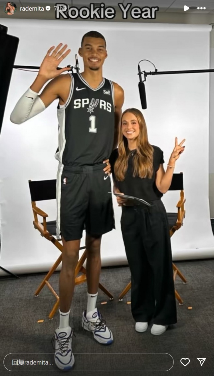 瑞秋每個(gè)賽季初都和文班亞馬合影 后者從青澀→成熟