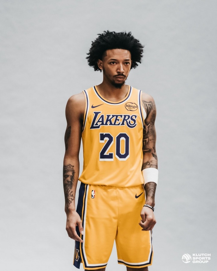 這才簽約12個(gè)小時(shí)！小尼克-史密斯曬身穿湖人新球衣定妝照