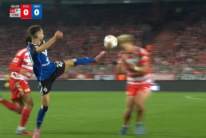 維埃拉高抬腿對抗被出示直紅，倒地后痛苦捂住膝蓋