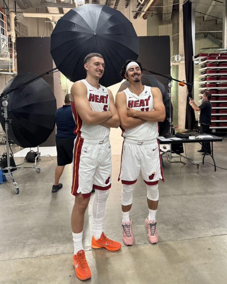 哈克斯與約維奇合影瘋狂踮腳！約維奇：他永遠不可能和我一樣高！