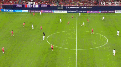 驚險！姜潤求中路持球長(cháng)驅直入，隨后的打門(mén)稍正被蹇韜撲出底線(xiàn)