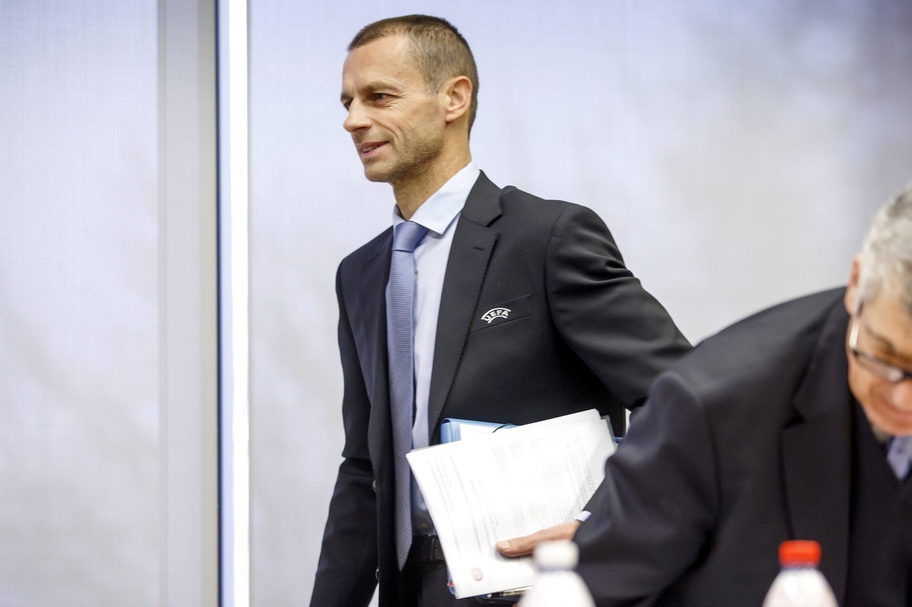 世體：巴薩主場(chǎng)對陣巴黎的歐冠的比賽，切費林將前往巴塞羅那觀(guān)戰