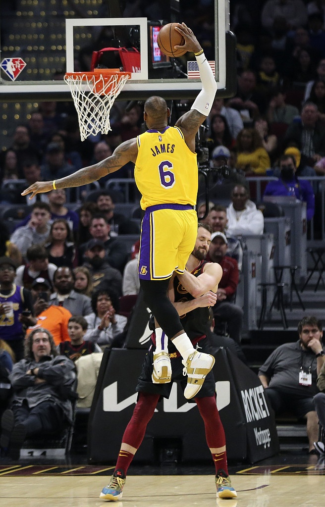 詹姆斯：樂(lè )福是我的好哥們 所以我隔扣他那球只能給自己打9分