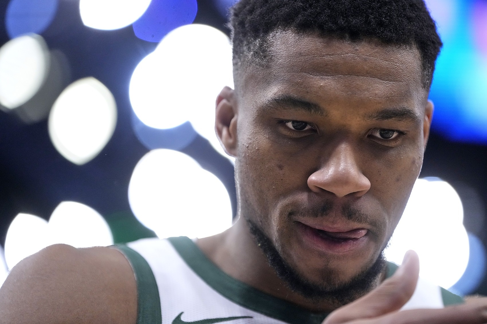 雄鹿老板表示與字母哥進(jìn)行了友好交談 后者一個(gè)小時(shí)后矢口否認