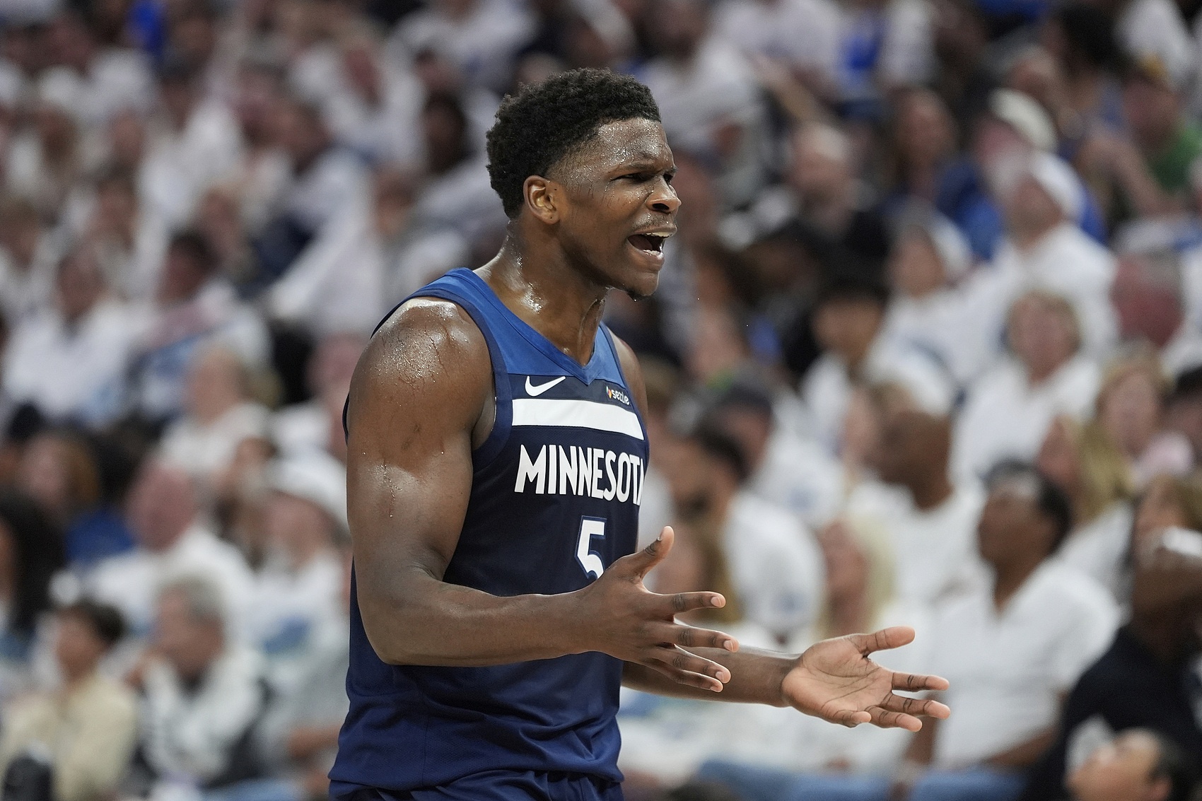 維拉紐瓦：愛(ài)德華茲讓人想起喬丹 他朝此方向發(fā)展將會(huì )很恐怖