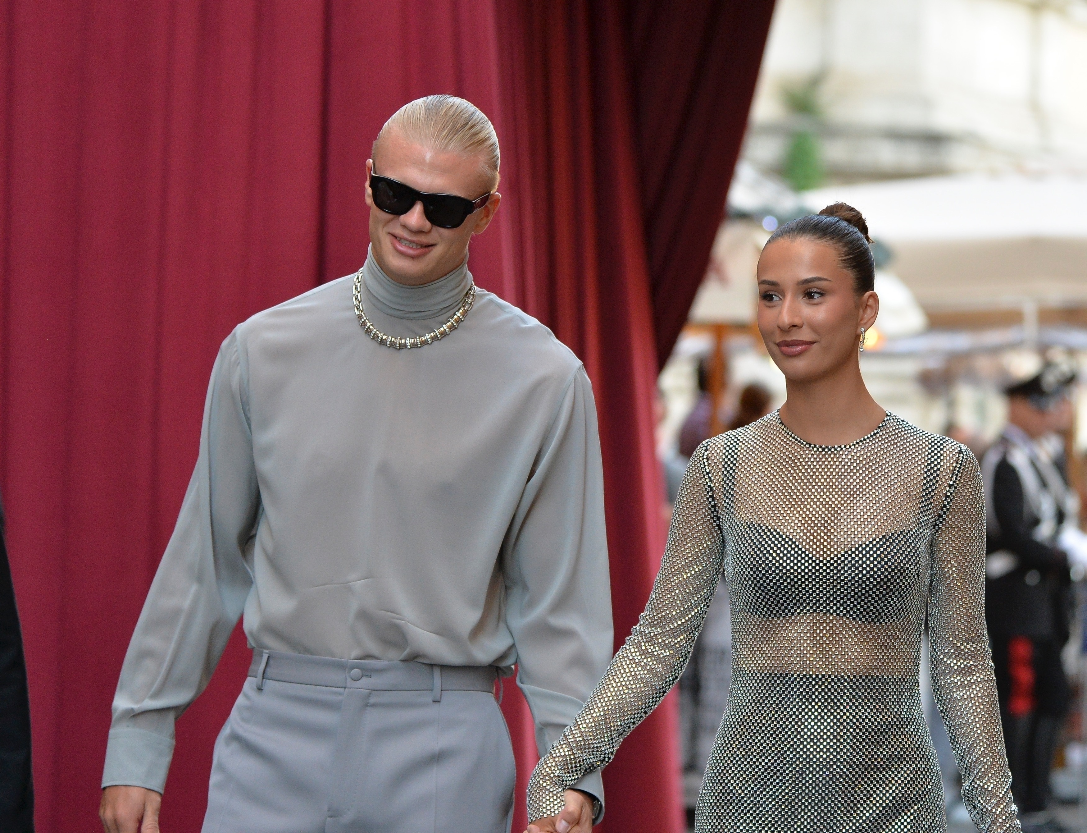 甜??哈蘭德談女友：一開(kāi)始她先給我發(fā)信息；晚上我做飯她玩游戲