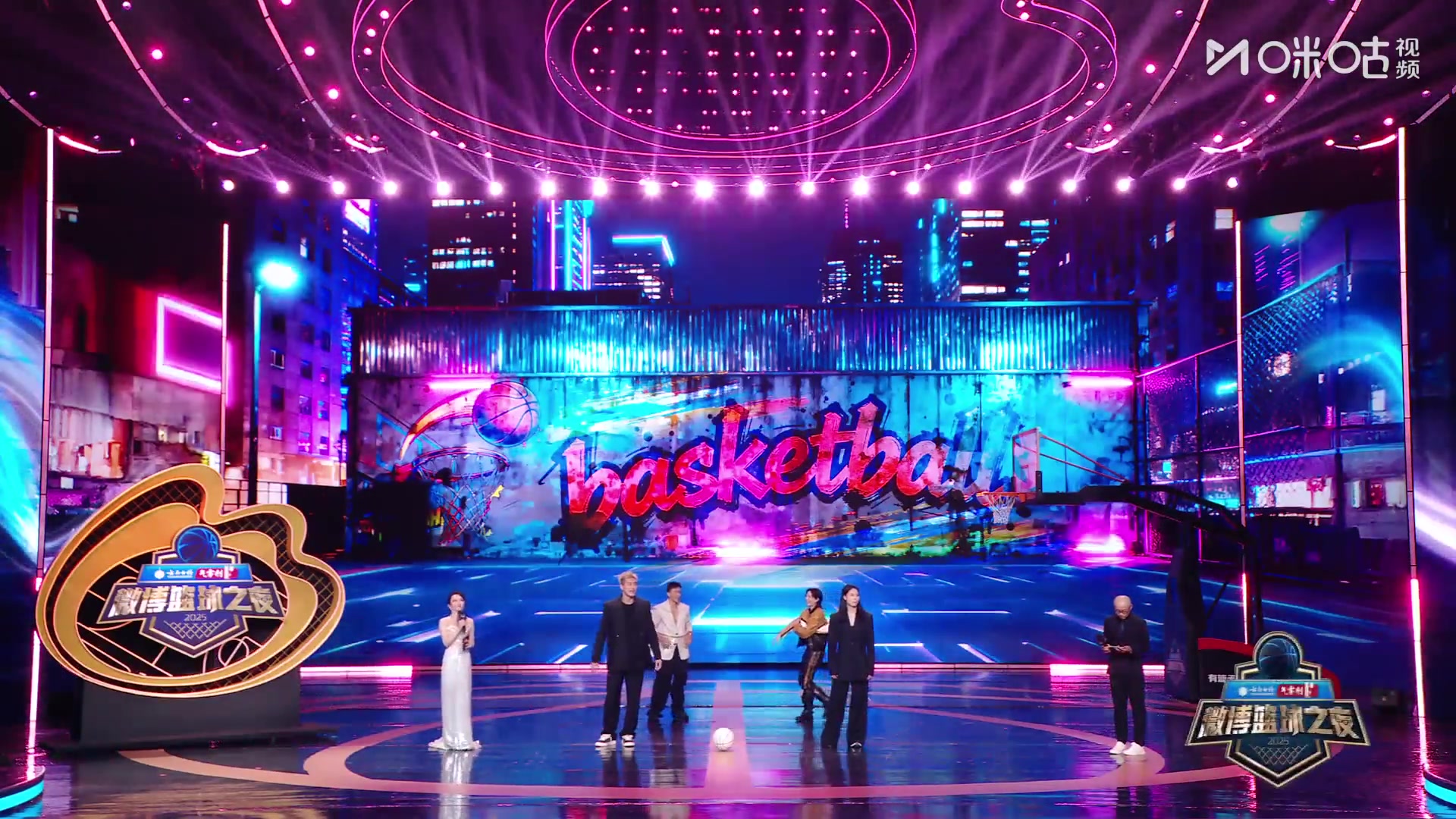 郭艾倫與王思雨臺上比賽 艾倫為了搶球一把推開(kāi)了思雨