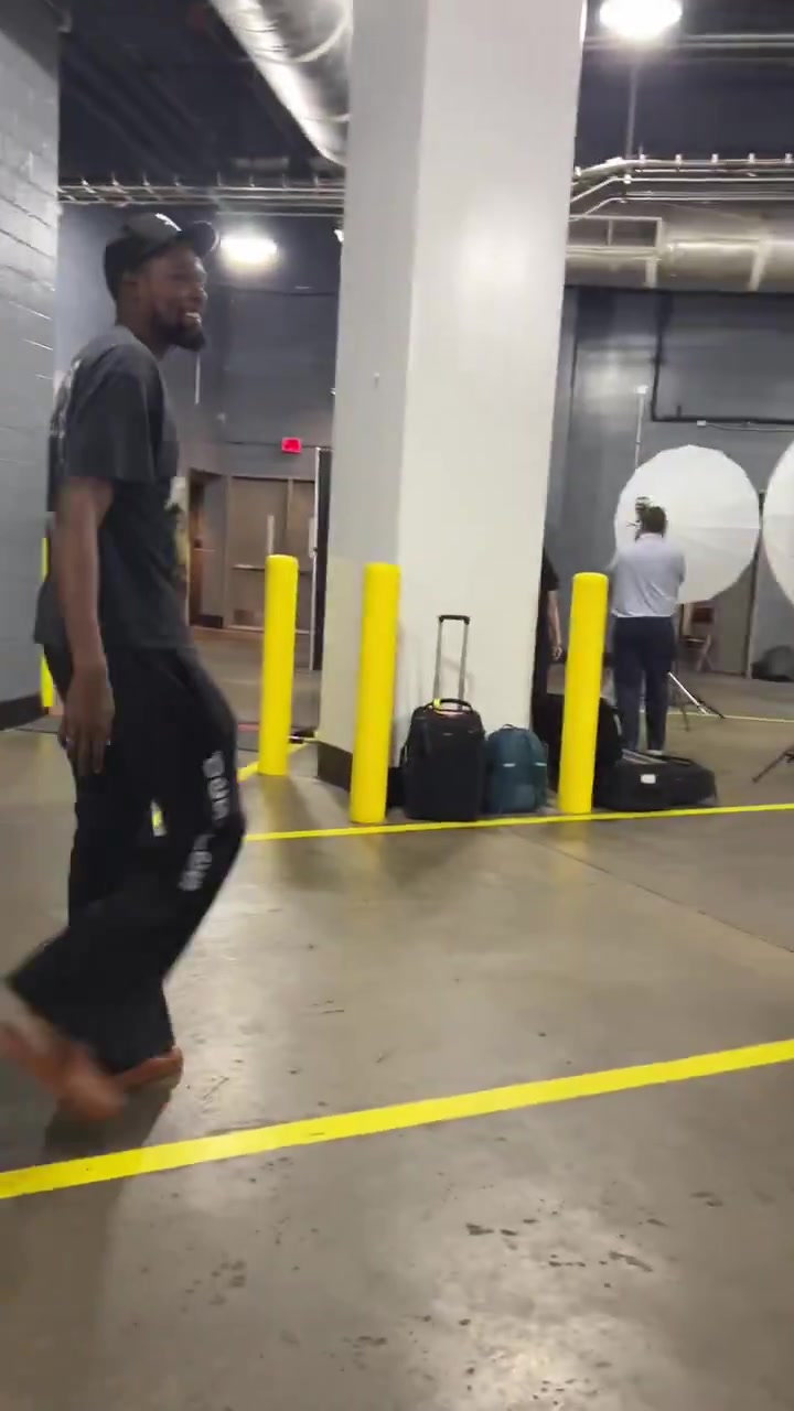 壽星來(lái)了！杜蘭特面帶微笑走入豐田中心 將出席媒體人活動(dòng)