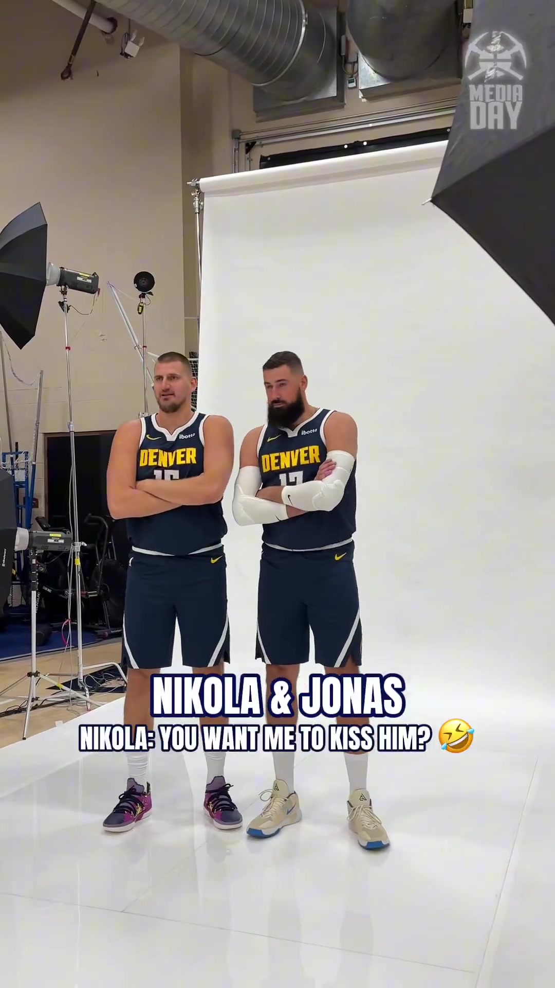 暗生情愫？約基奇靠著(zhù)瓦蘭肩膀合照：要我親他嗎？然后嬌羞捂臉