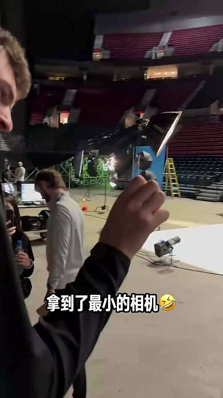 哈哈！新賽季媒體日克林根和楊瀚森拿著(zhù)微型相機互拍