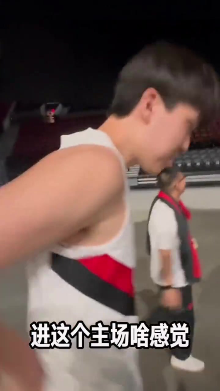 幽默??第一次穿開(kāi)拓者球衣進(jìn)主場(chǎng)什么感覺(jué)？楊瀚森：挺涼快的