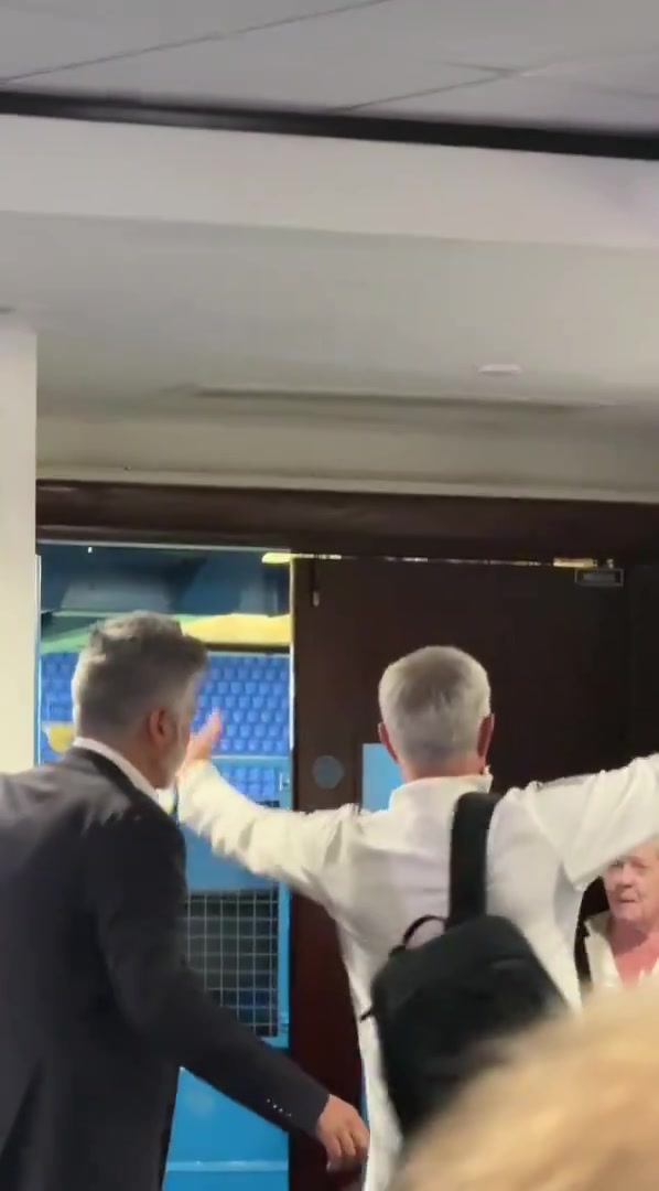 溫情時(shí)刻！發(fā)布會(huì )結束后穆里尼奧擁抱切爾西老員工，全場(chǎng)響起掌聲